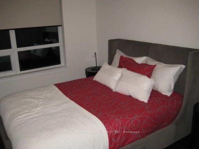 7165 Yonge St, #1011