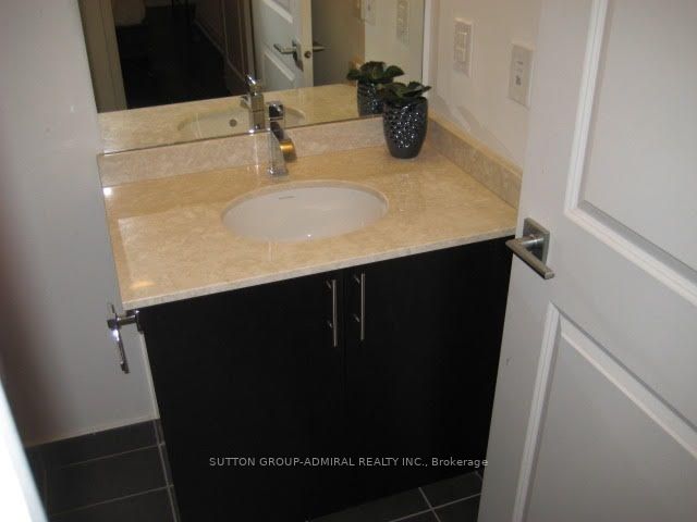 7165 Yonge St, #1011