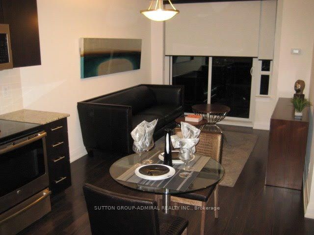 7165 Yonge St, #1011