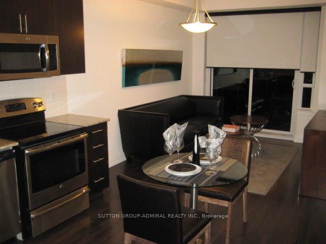 7165 Yonge St, #1011