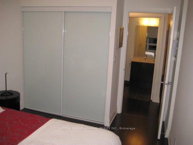 7165 Yonge St, #1011