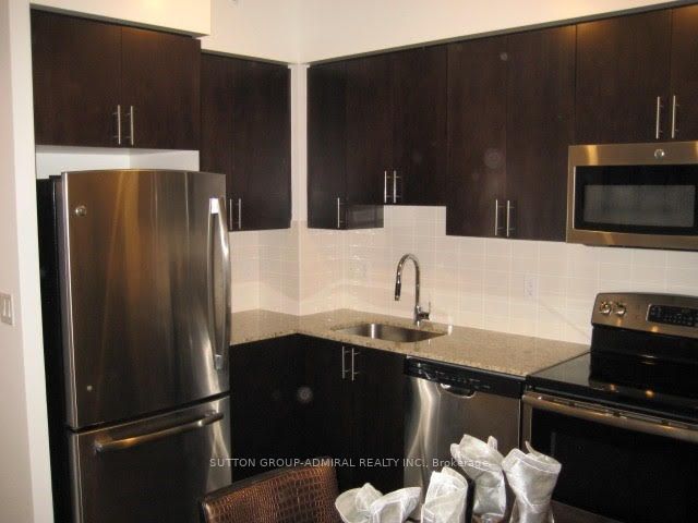 7165 Yonge St, #1011