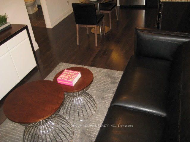 7165 Yonge St, #1011