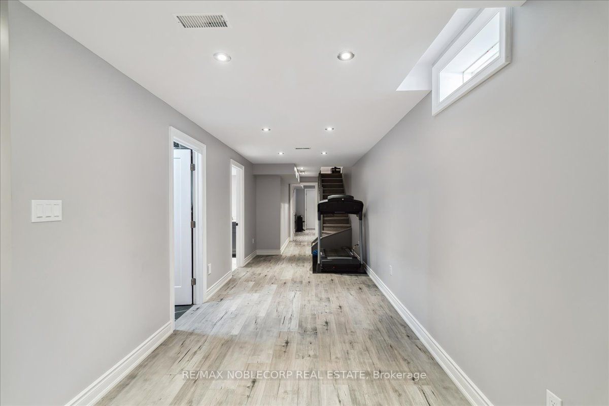 245 Cranbrook Cres