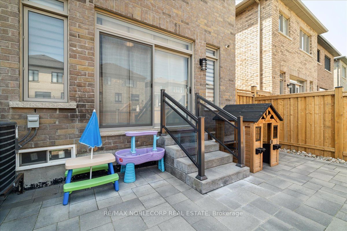 245 Cranbrook Cres