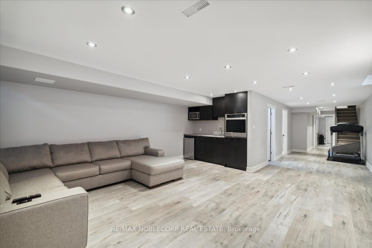 245 Cranbrook Cres