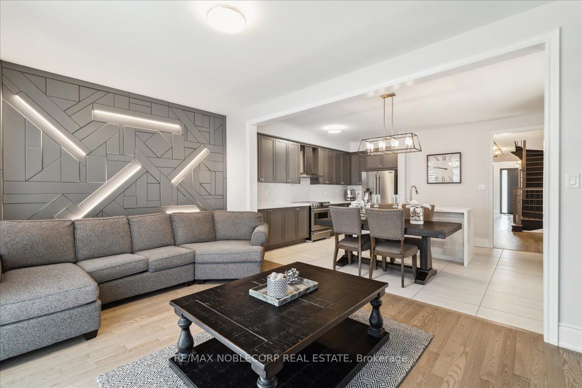 245 Cranbrook Cres