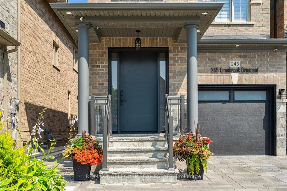 245 Cranbrook Cres