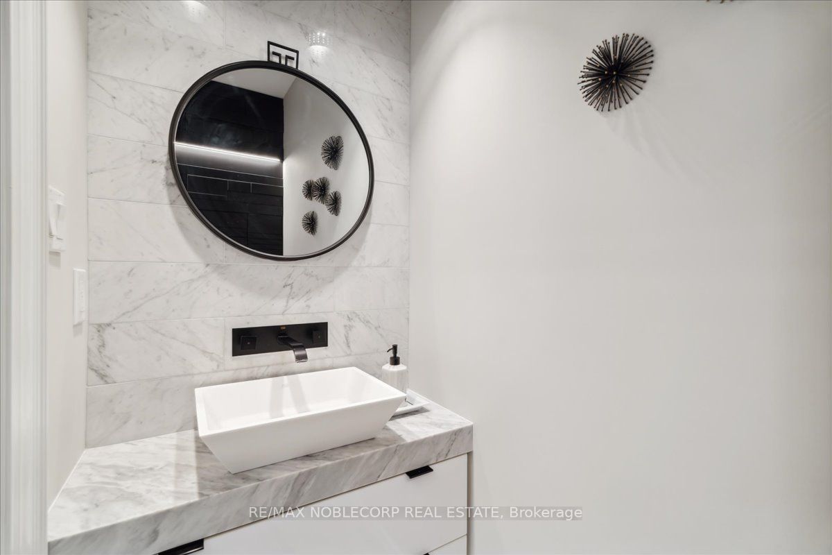 245 Cranbrook Cres