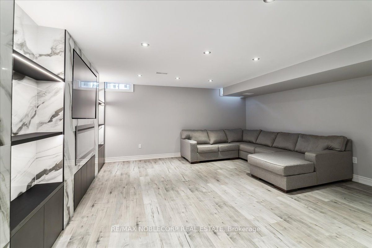 245 Cranbrook Cres