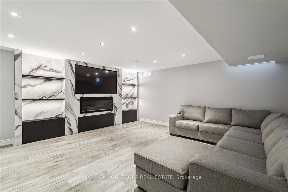 245 Cranbrook Cres