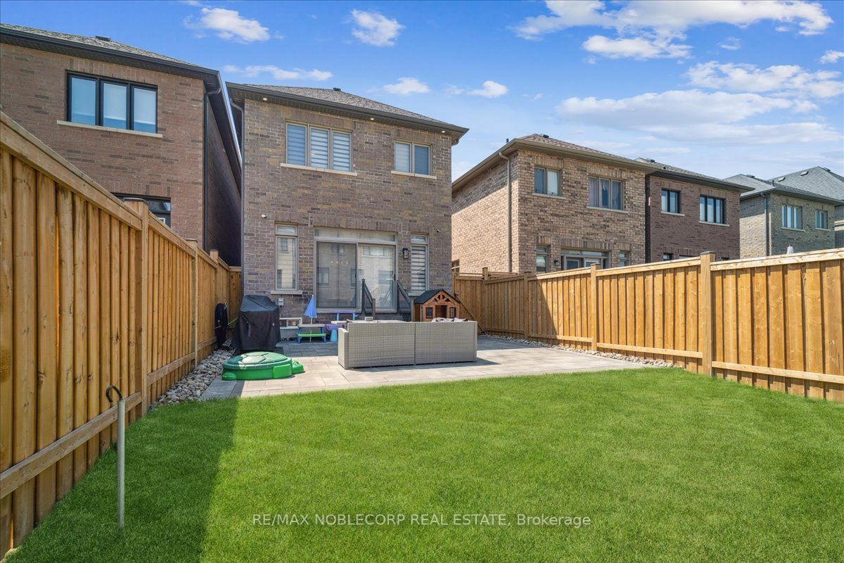245 Cranbrook Cres
