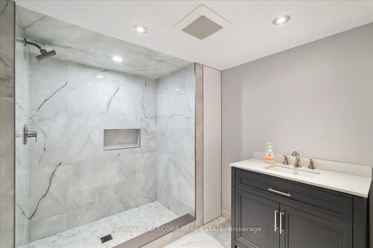 245 Cranbrook Cres