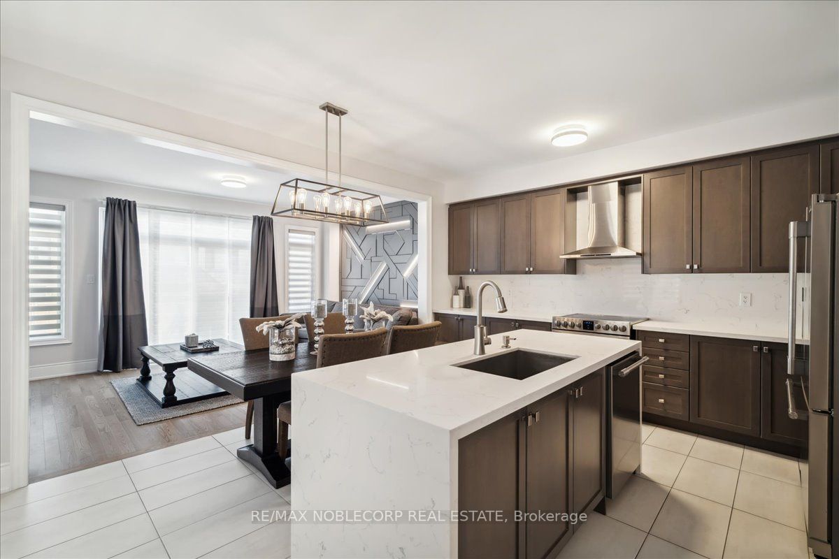 245 Cranbrook Cres