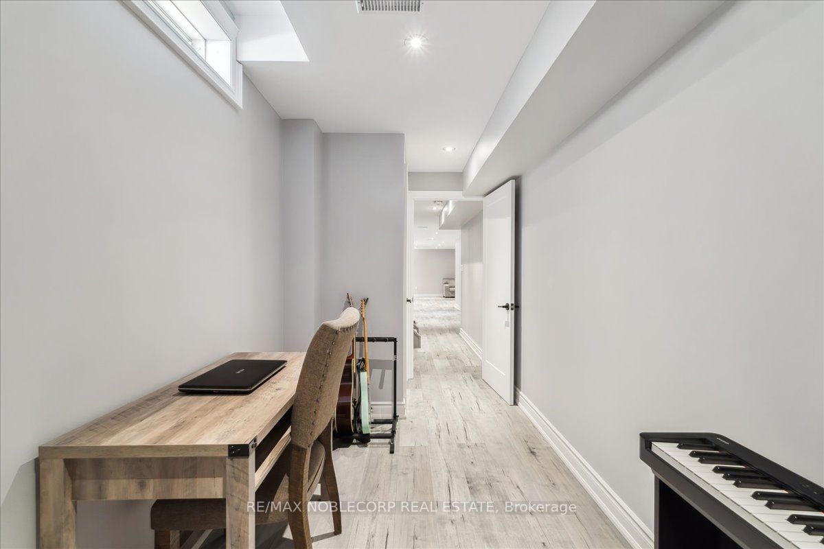 245 Cranbrook Cres