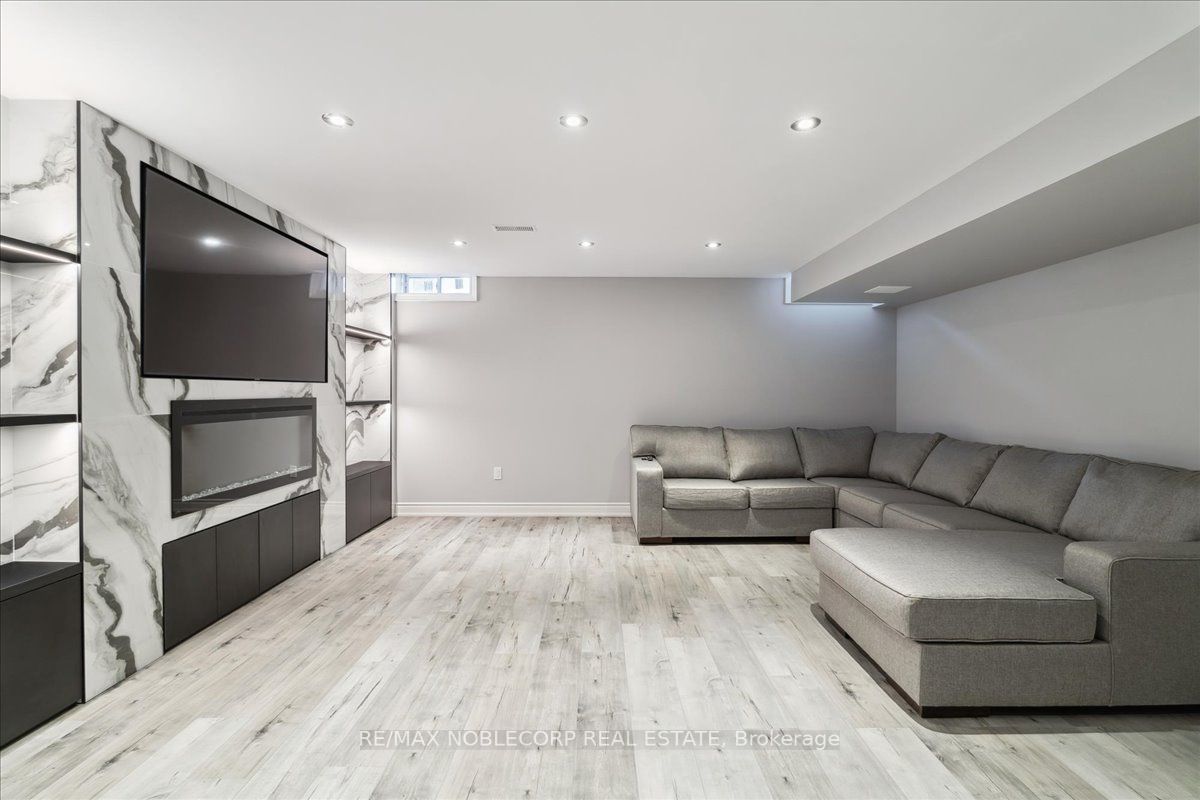 245 Cranbrook Cres