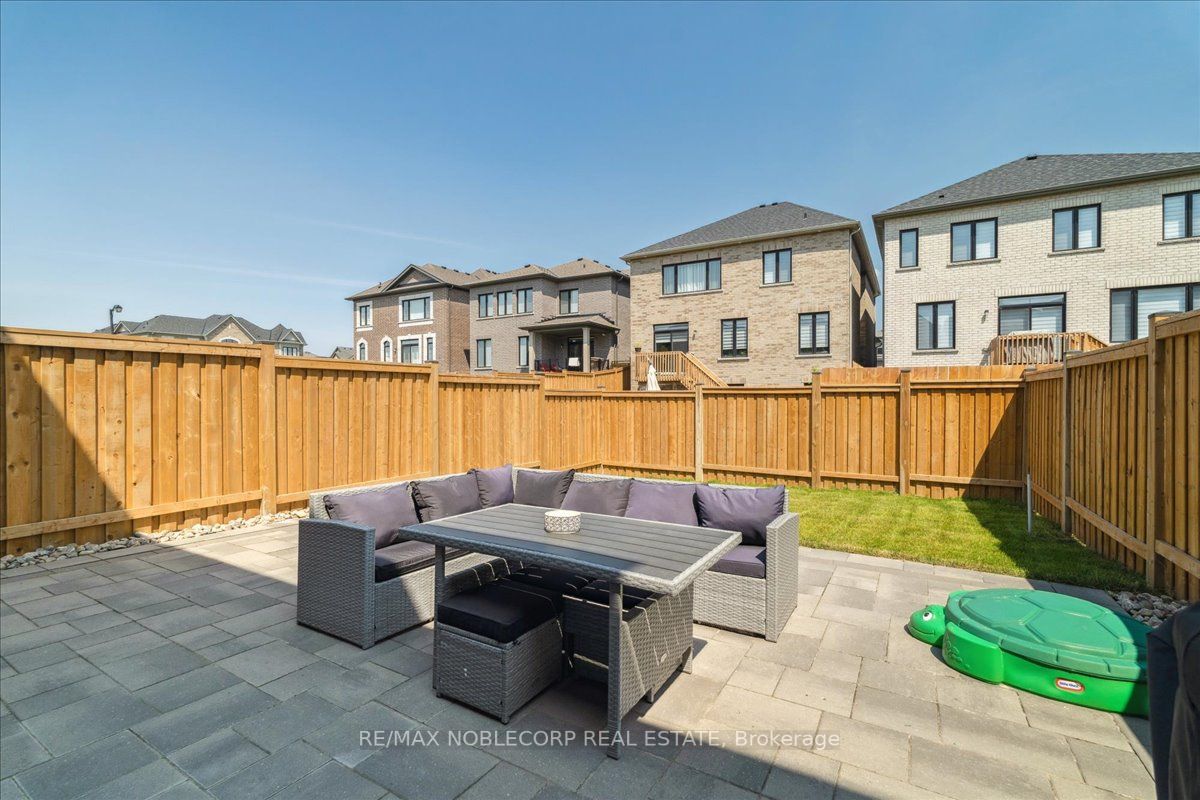 245 Cranbrook Cres