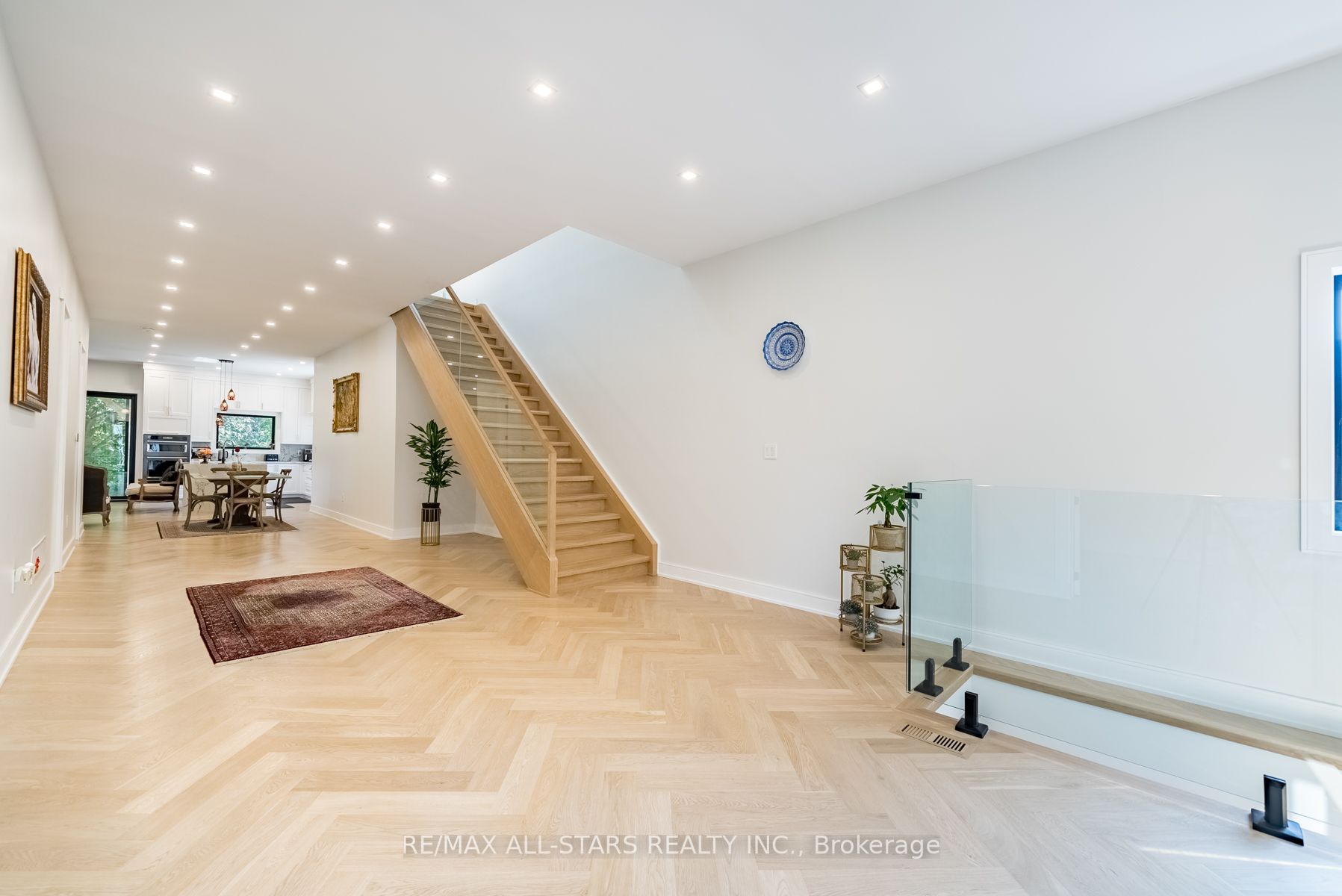 215 Bayview Avenue