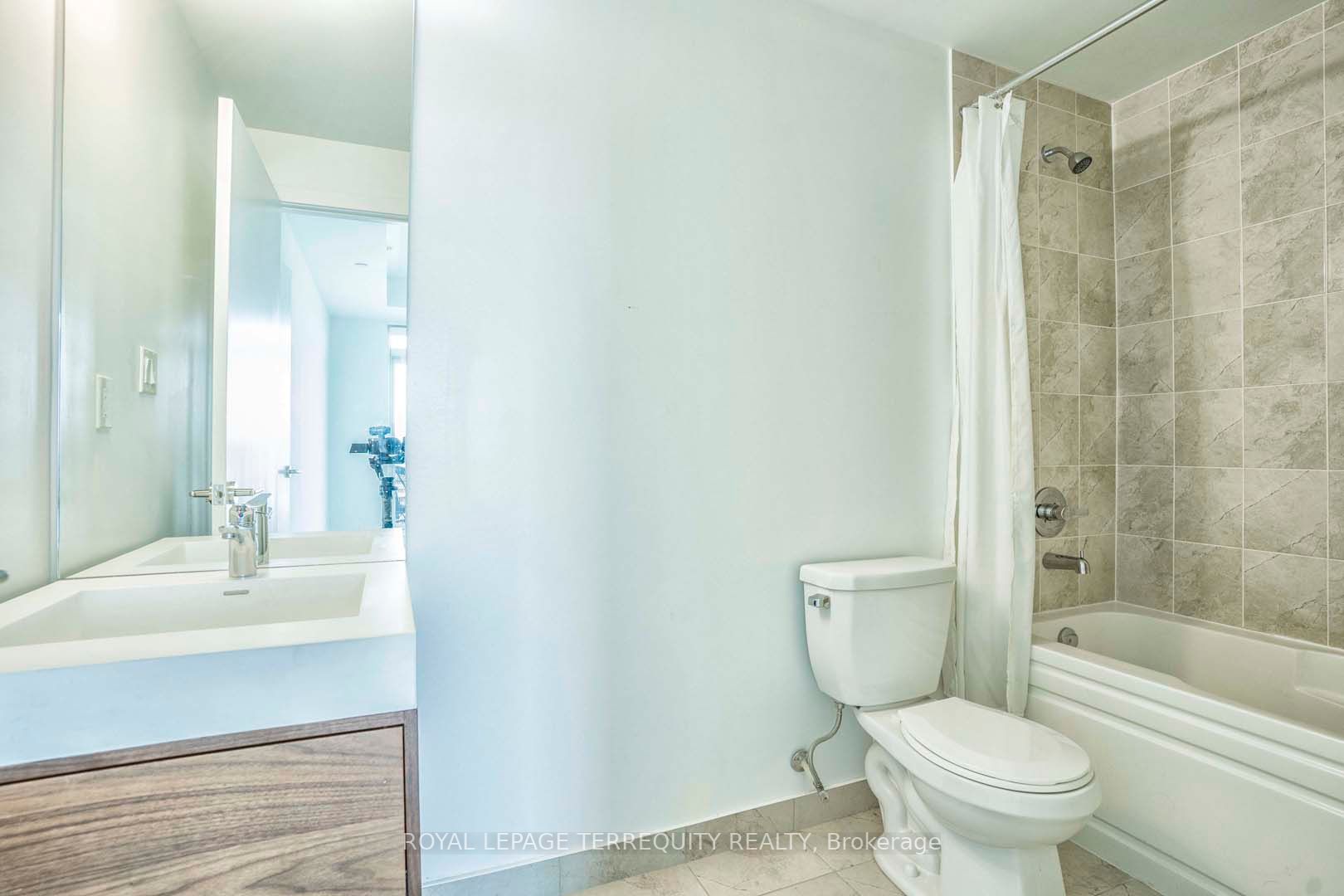 1709 Bur Oak Ave, #205