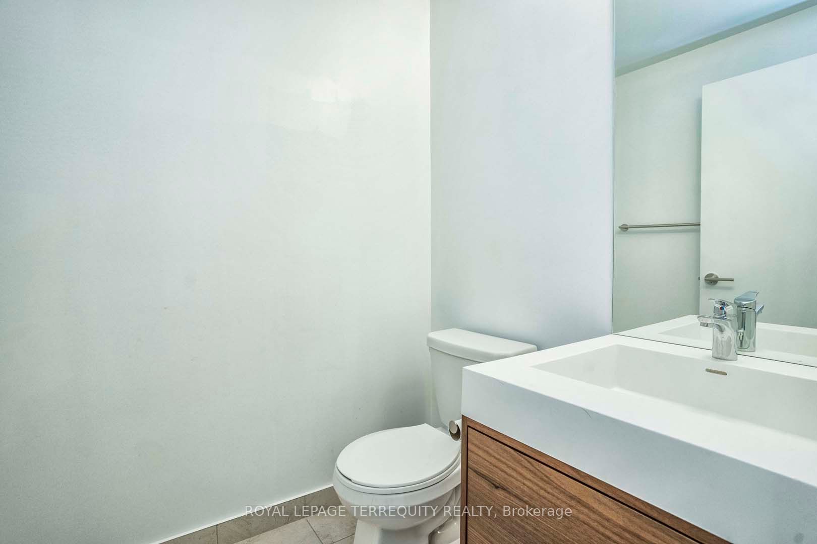 1709 Bur Oak Ave, #205