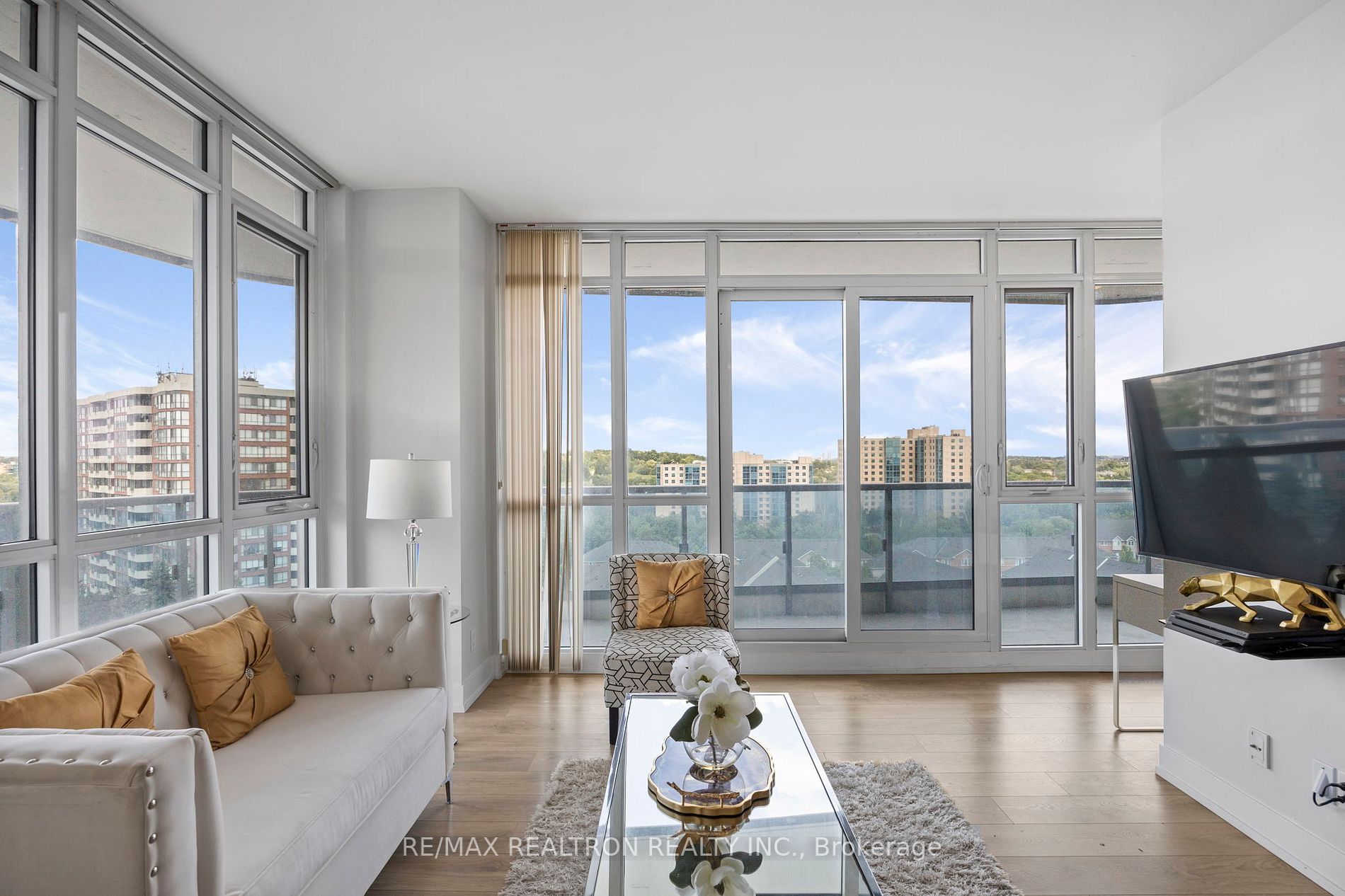 9471 Yonge St, #1104