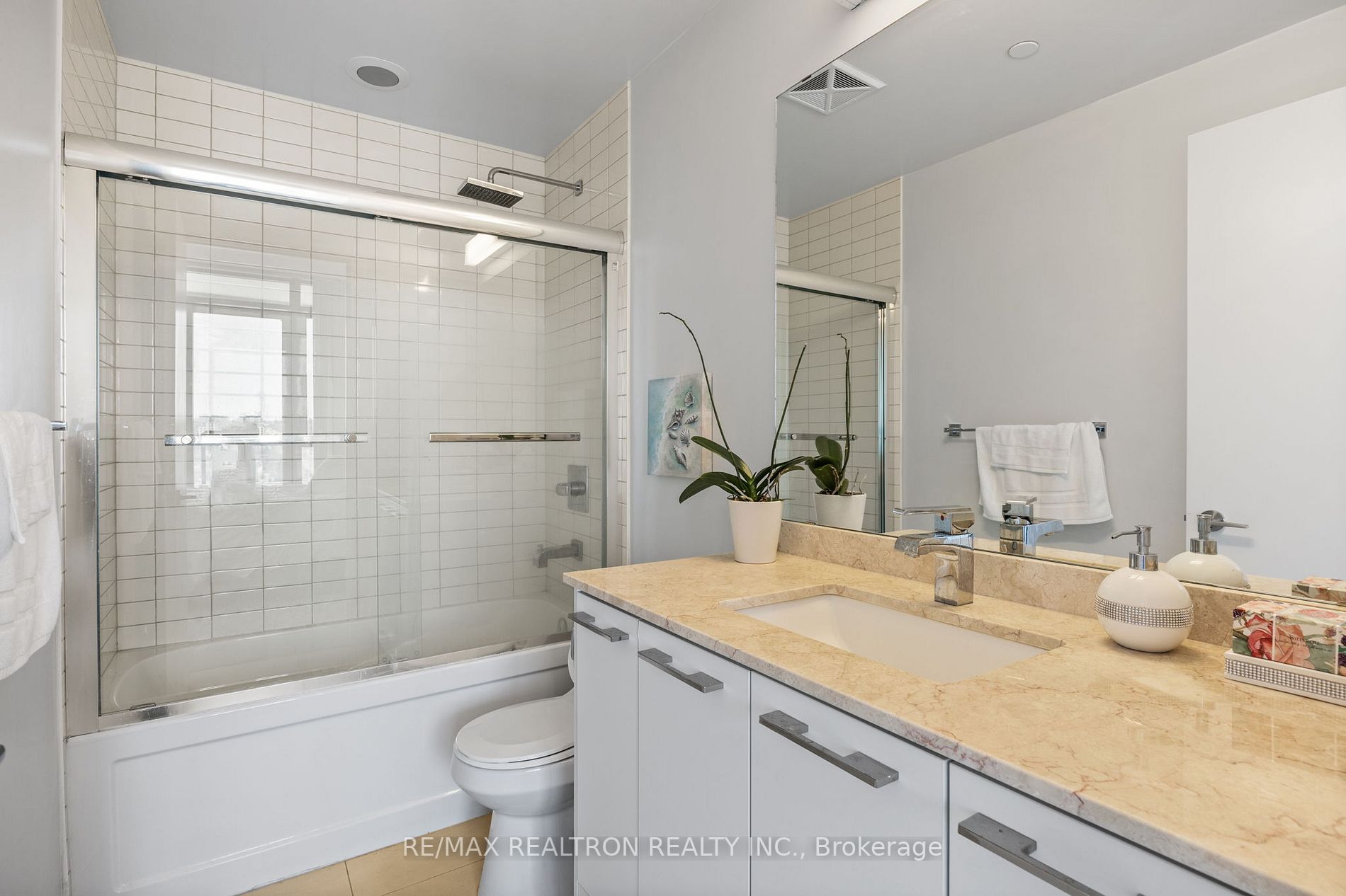 9471 Yonge St, #1104