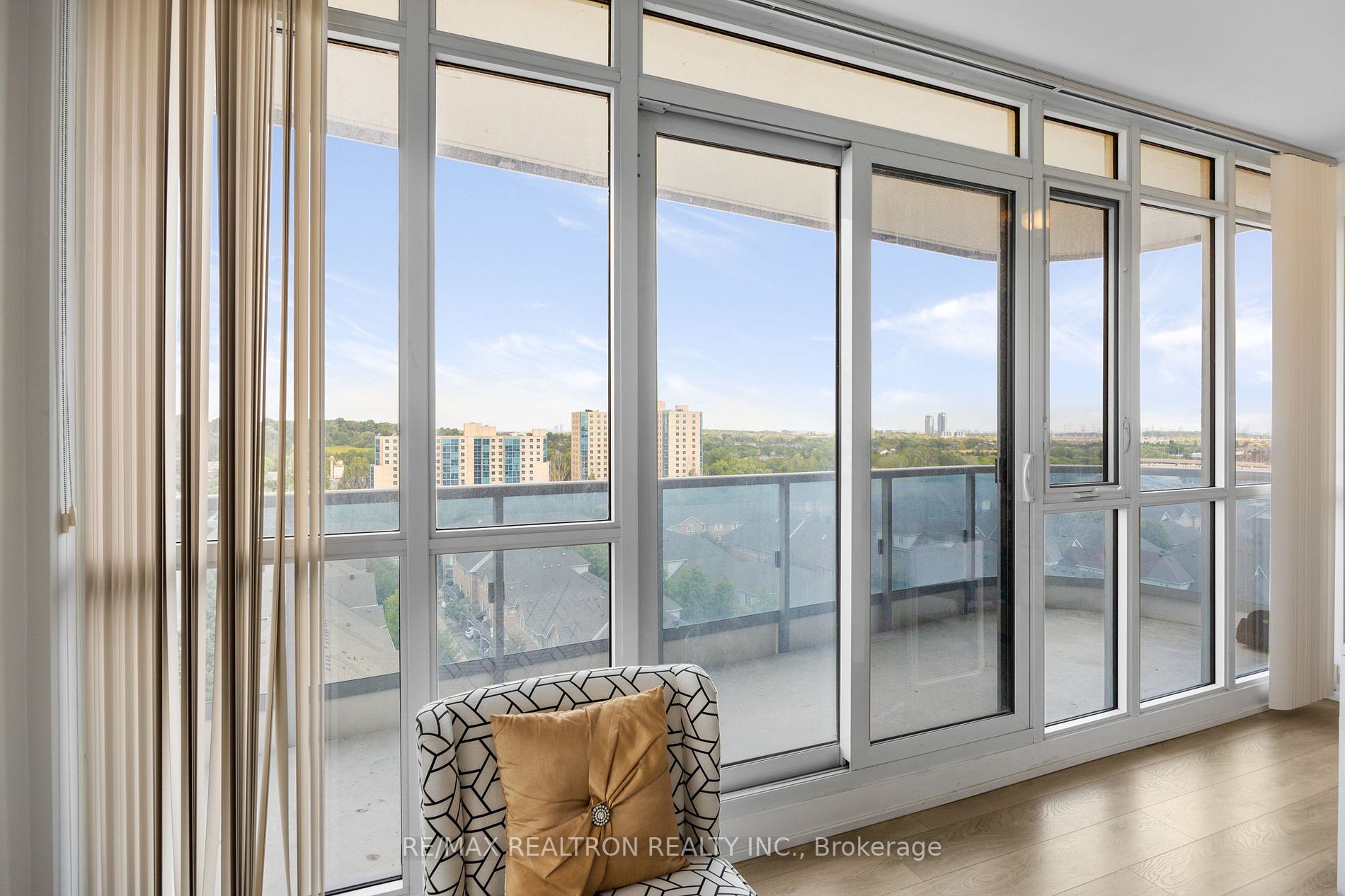 9471 Yonge St, #1104