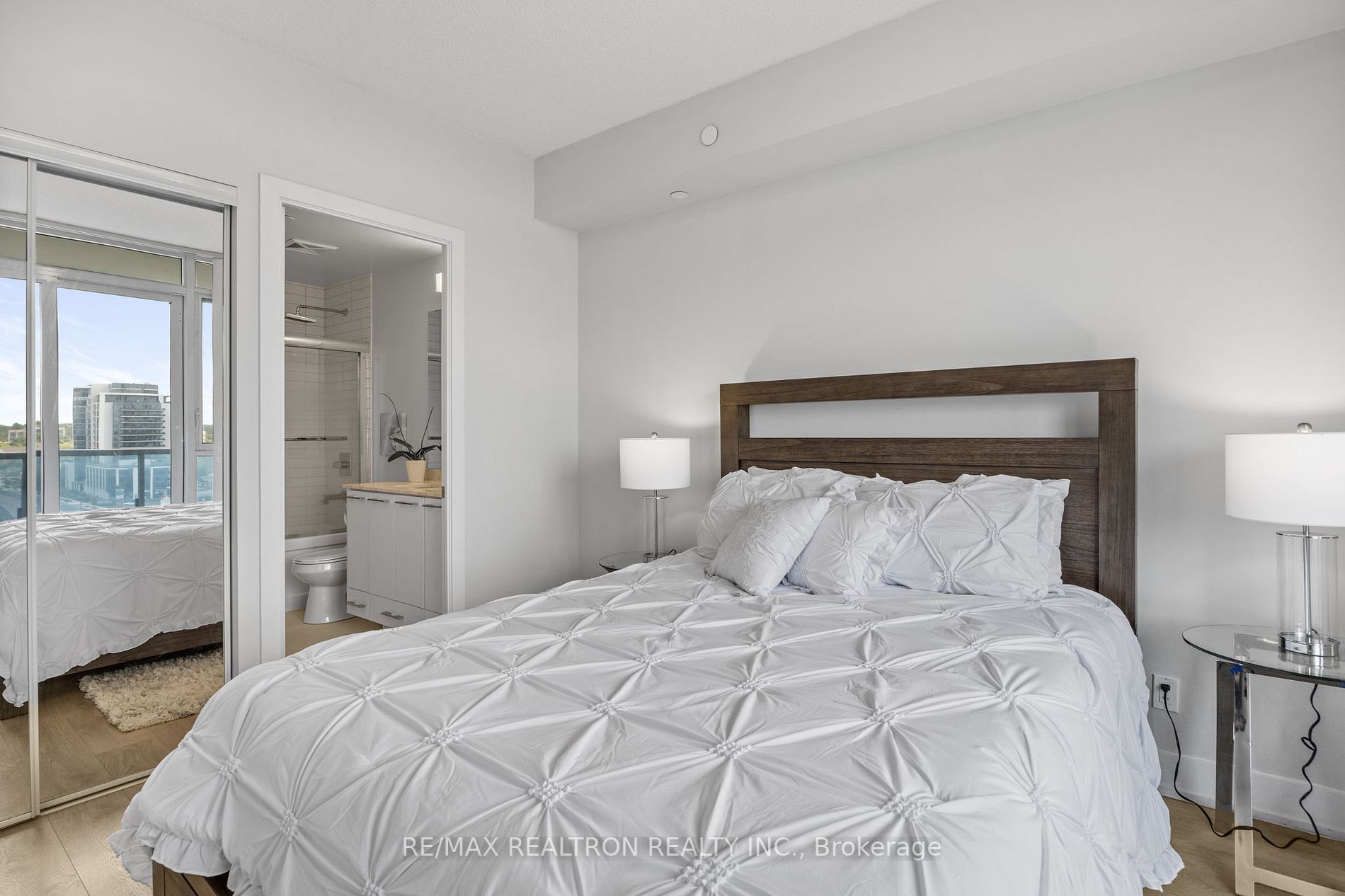 9471 Yonge St, #1104