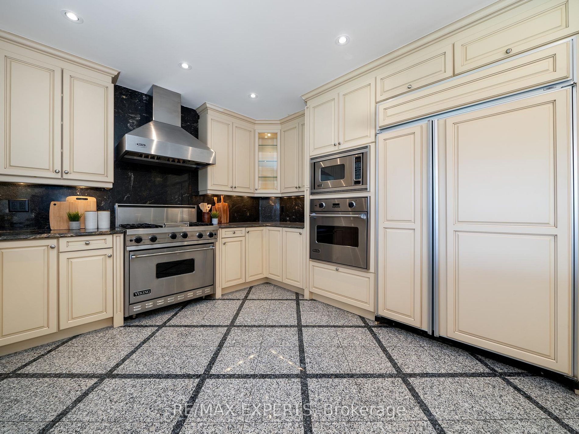 16 Noble St