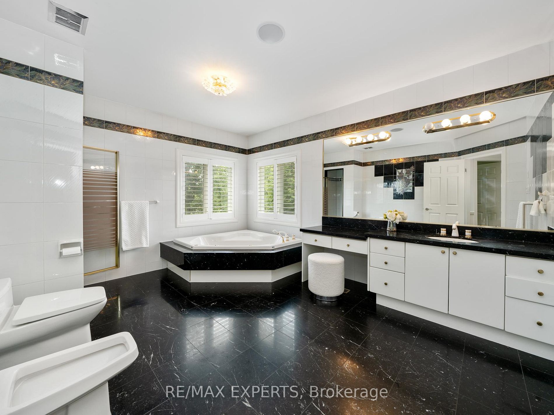 16 Noble St