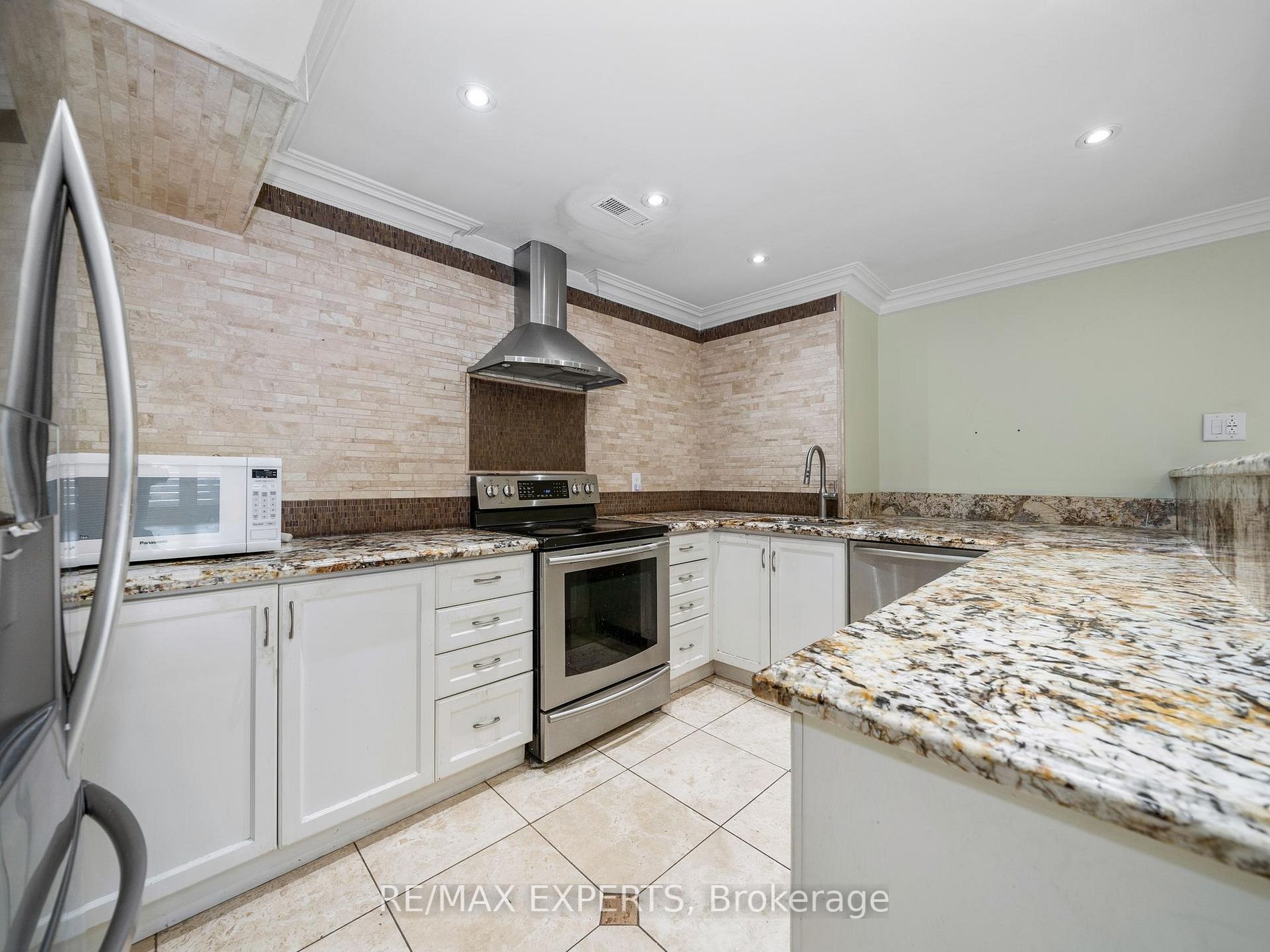 16 Noble St
