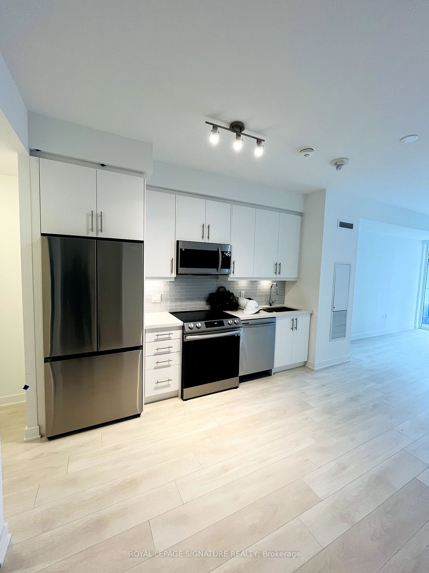 105 Oneida Crescent, #302