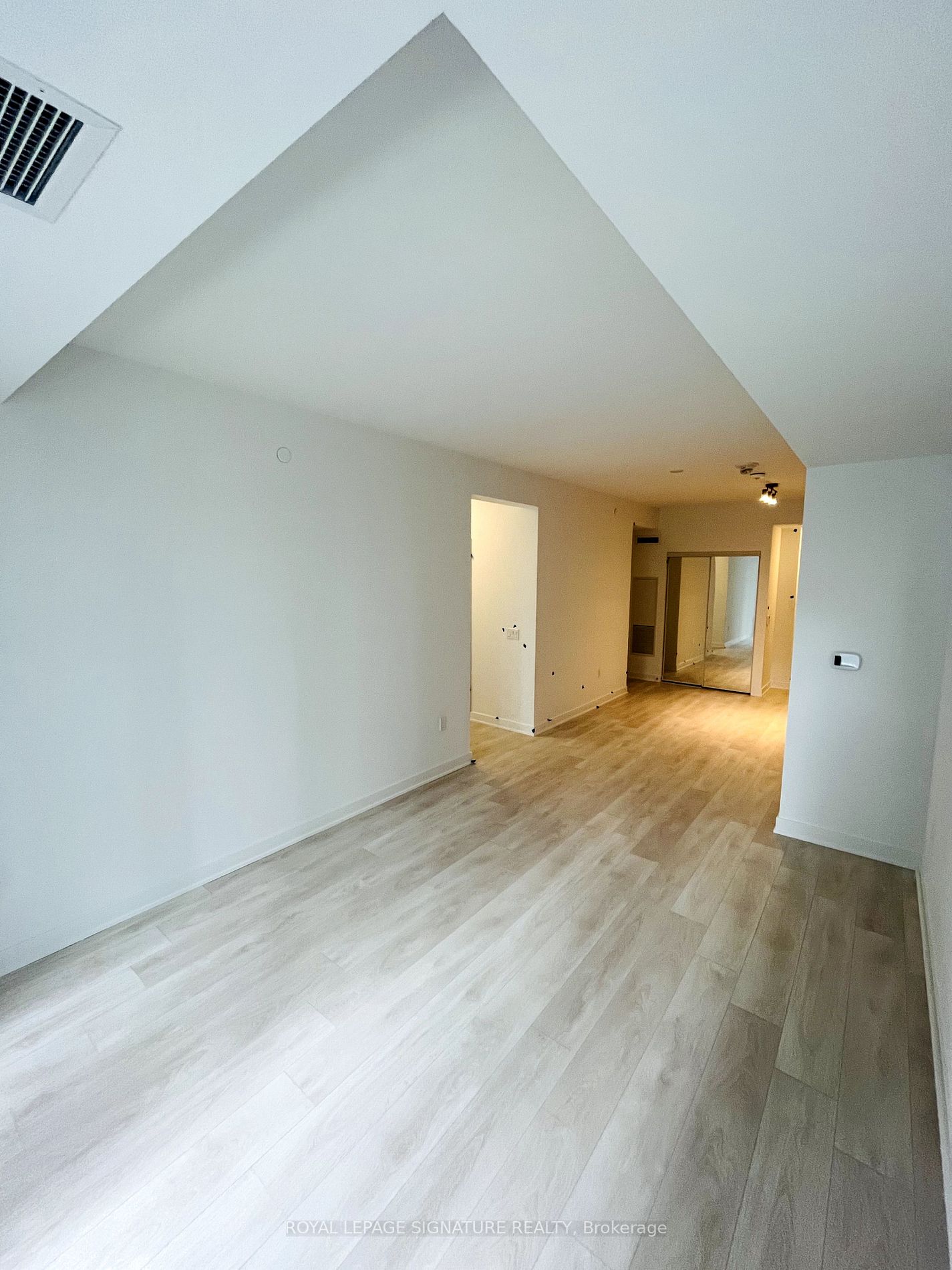 105 Oneida Crescent, #302