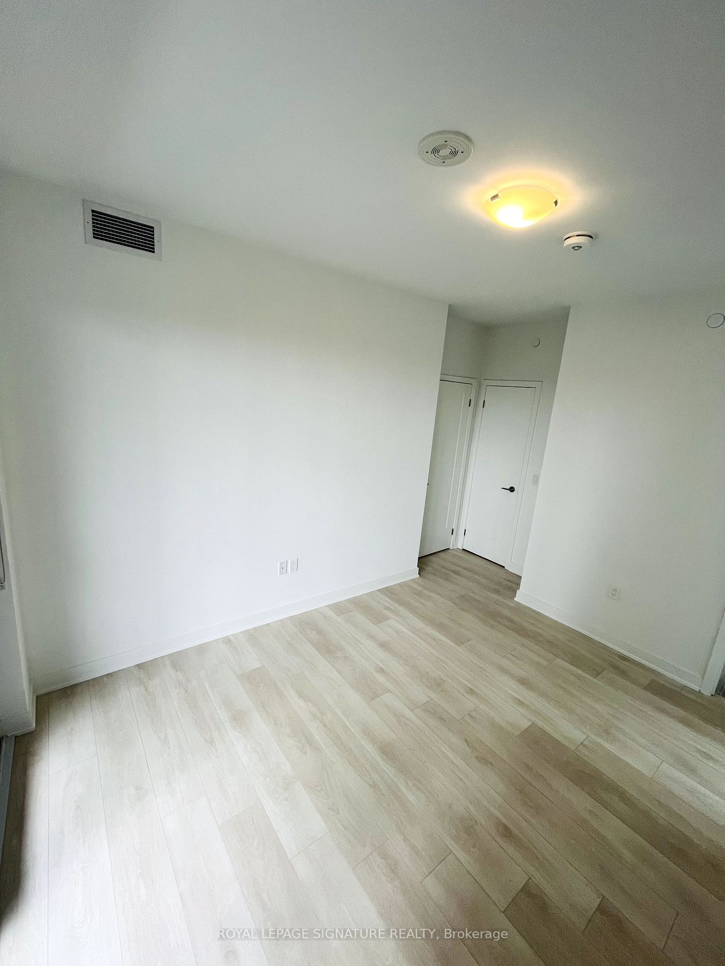 105 Oneida Crescent, #302