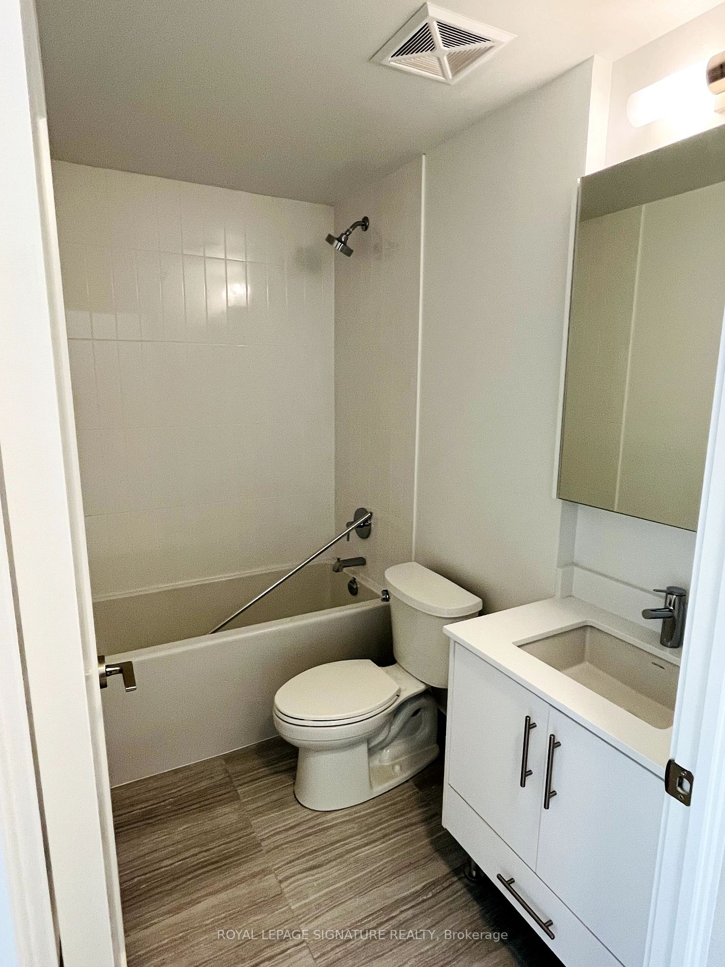 105 Oneida Crescent, #302