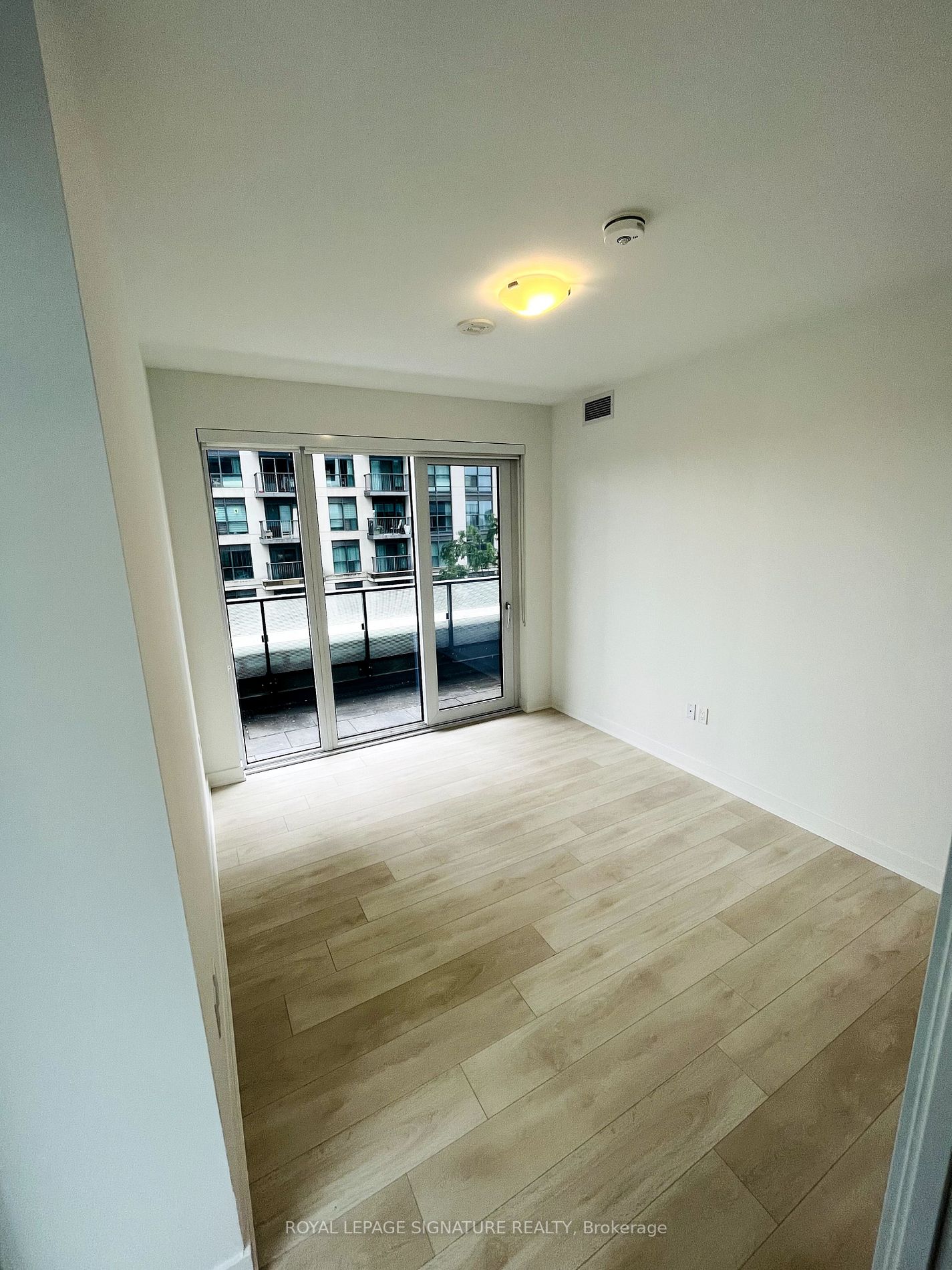 105 Oneida Crescent, #302
