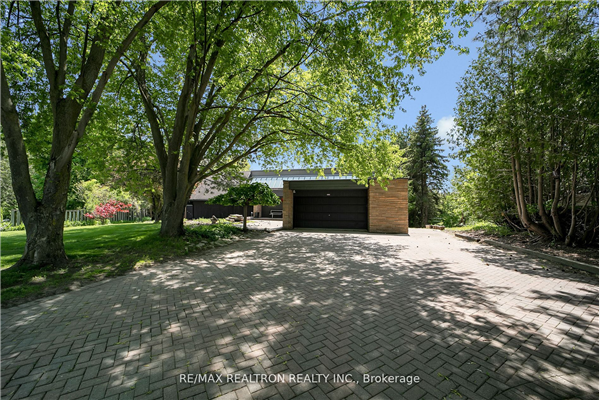 543 Wellington St W, Aurora