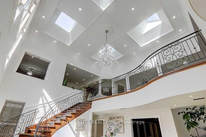 305 Woodland Acres Cres