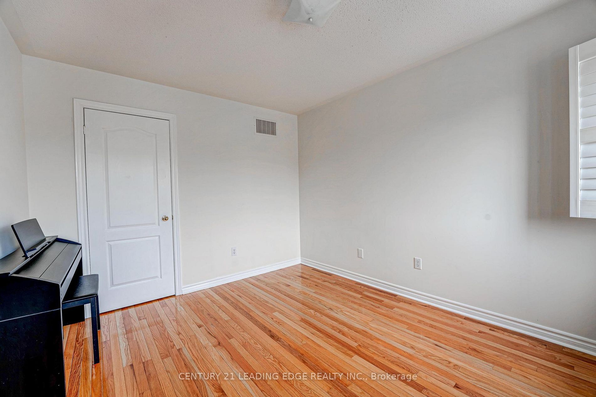 8 Tiger Lily St