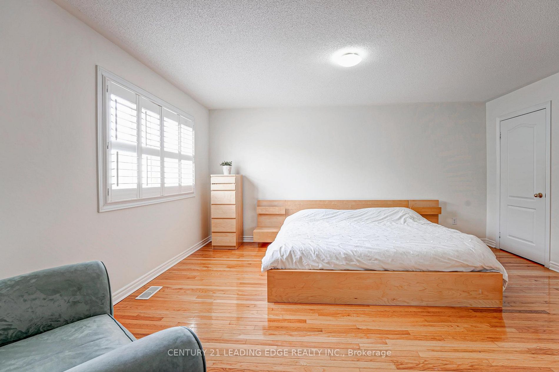 8 Tiger Lily St