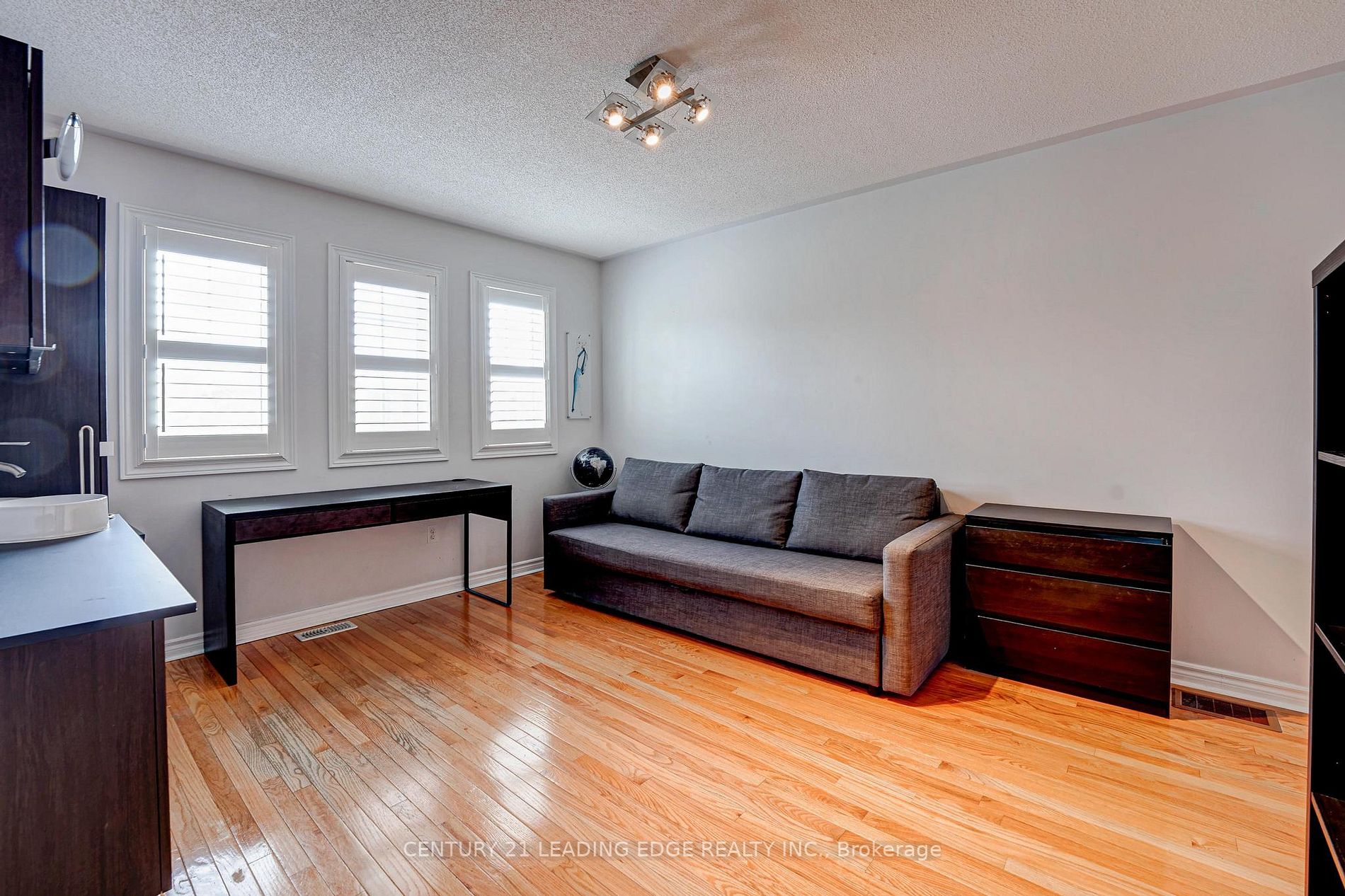 8 Tiger Lily St