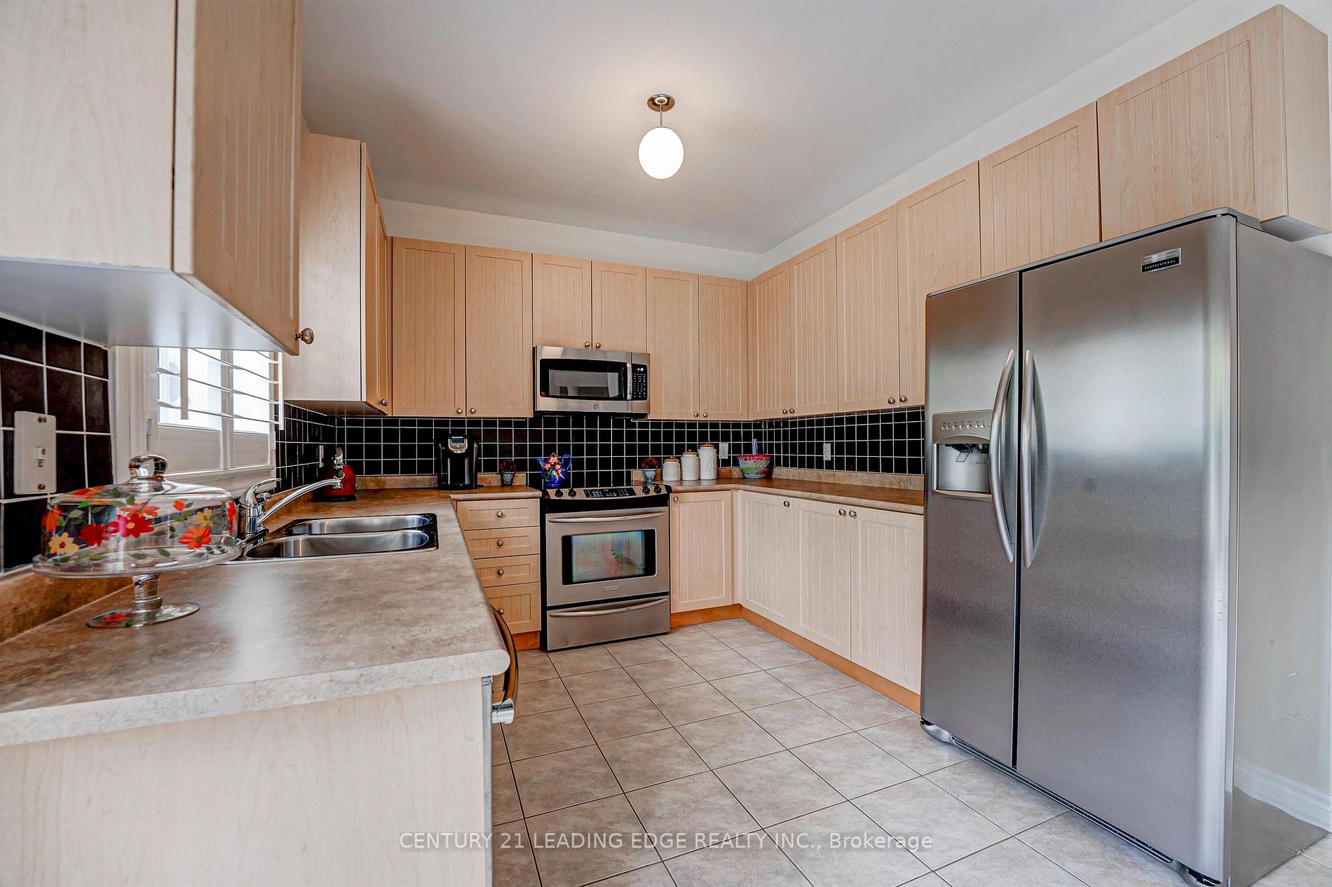 8 Tiger Lily St