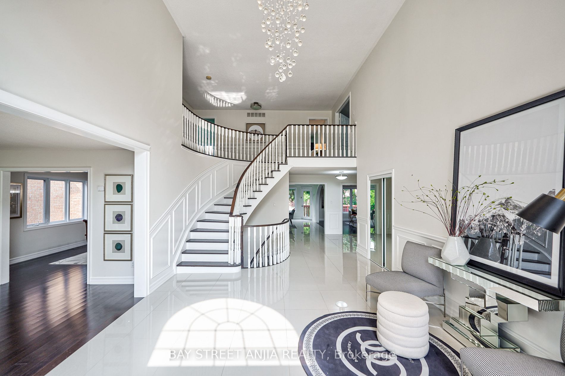 805 Lockwood Circ