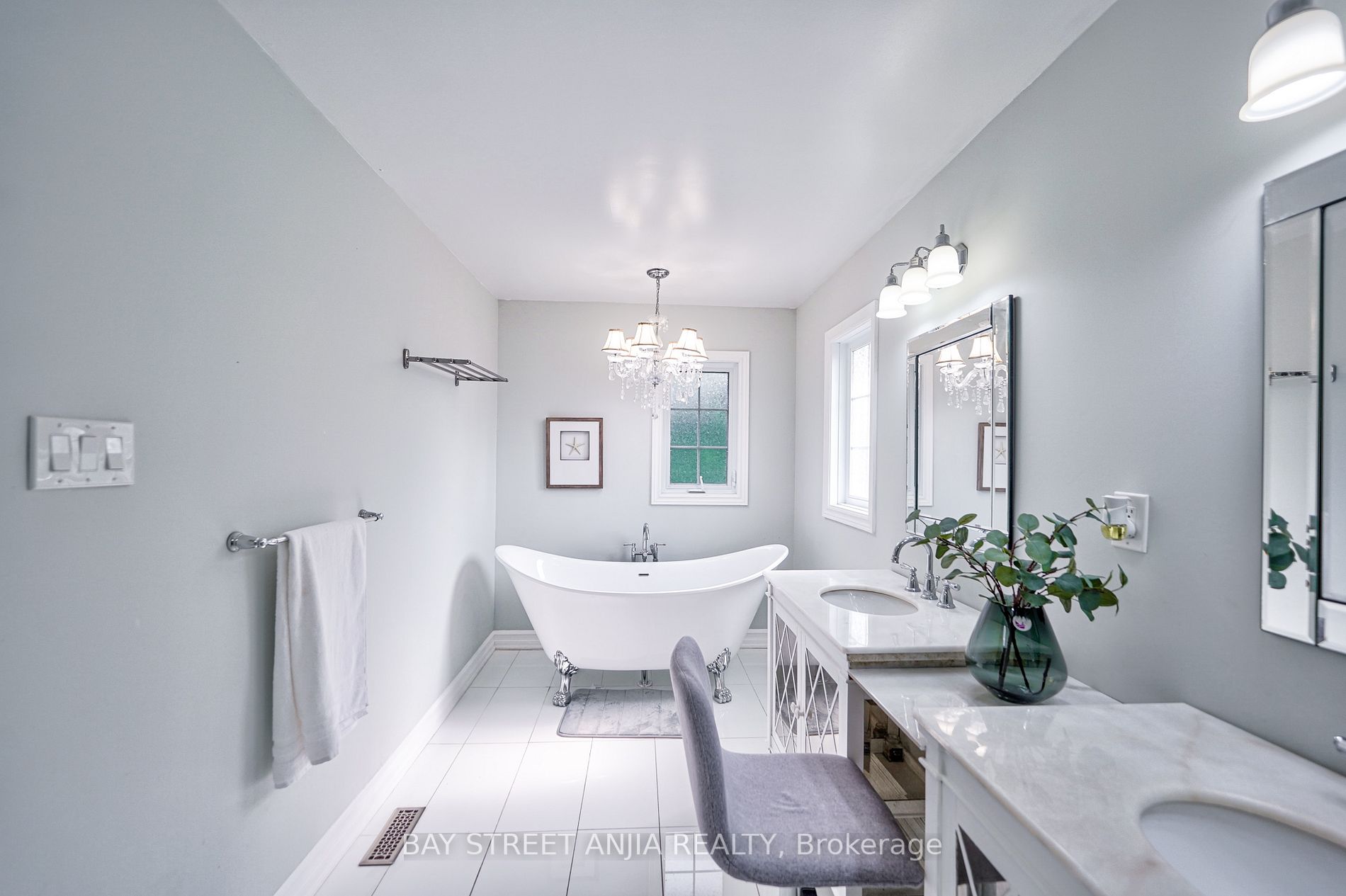805 Lockwood Circ