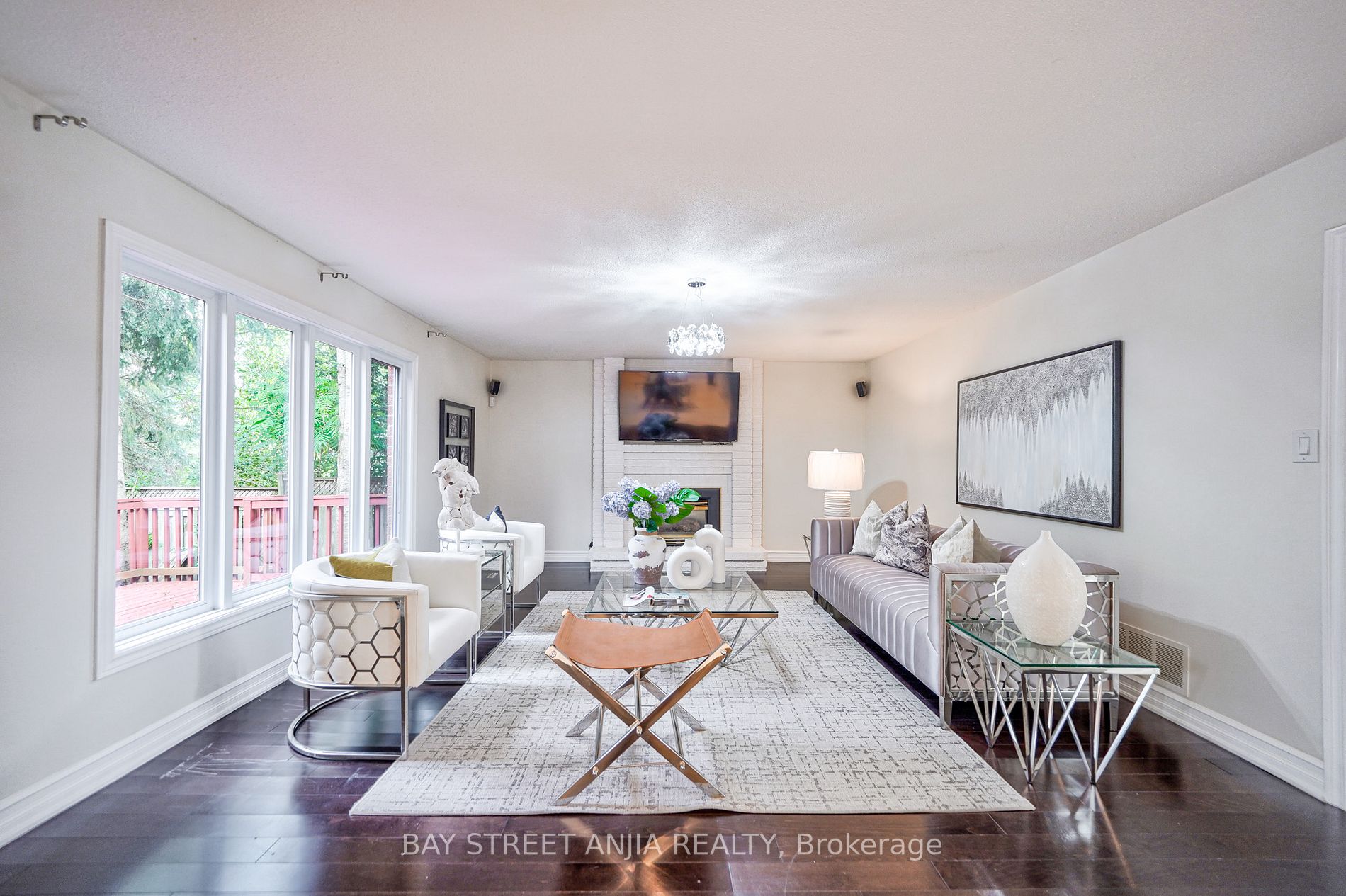 805 Lockwood Circ