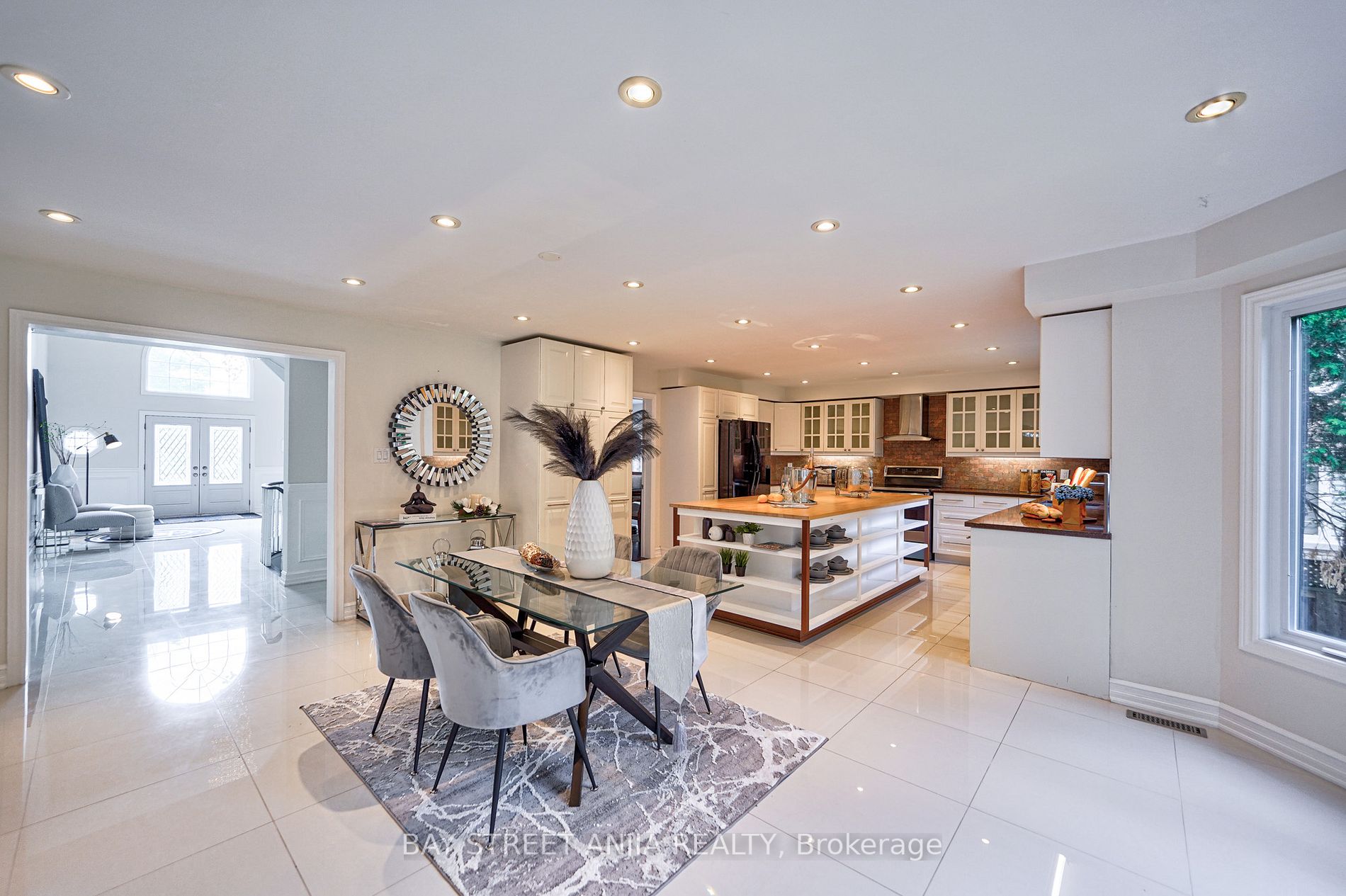 805 Lockwood Circ