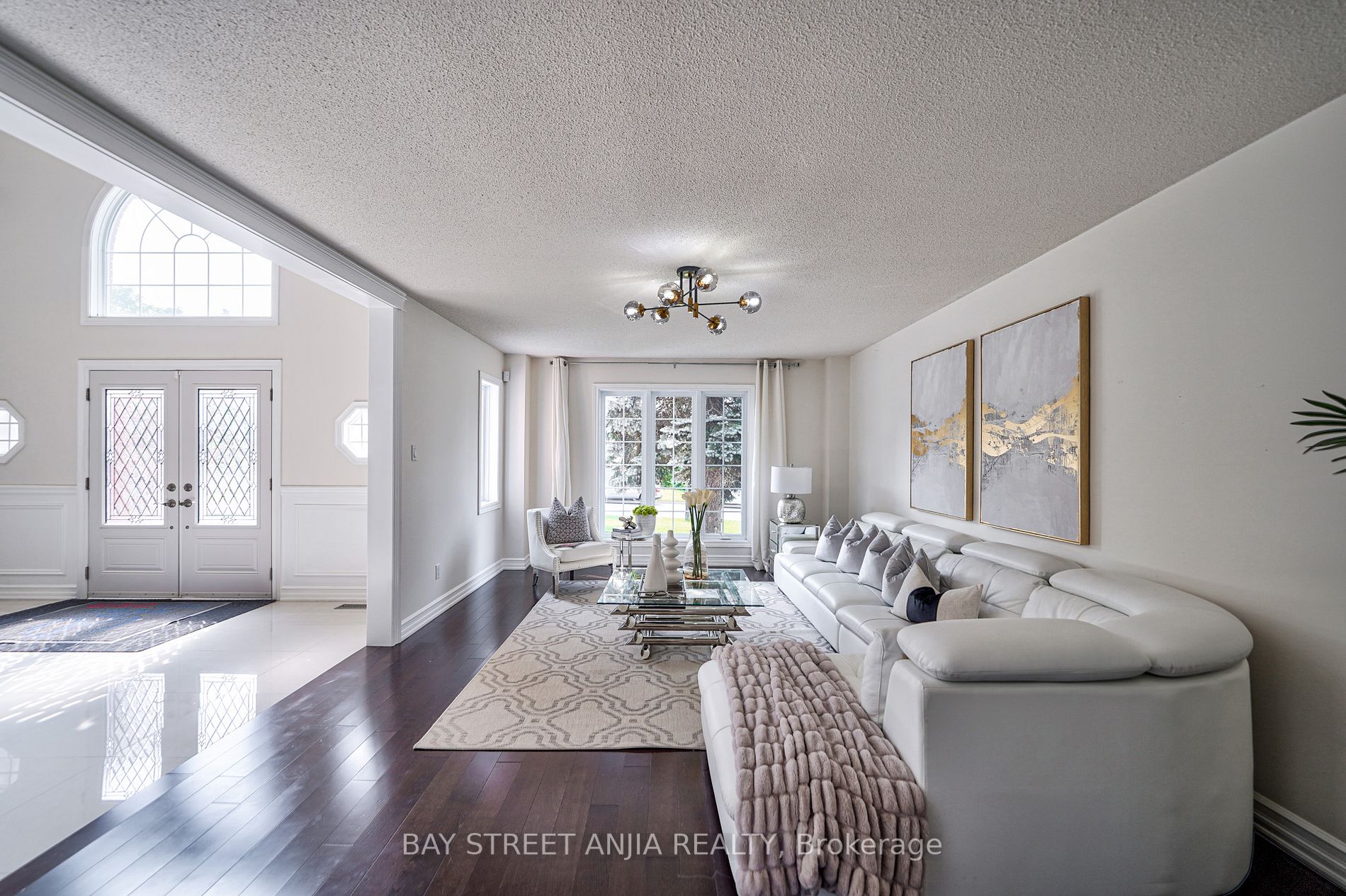 805 Lockwood Circ
