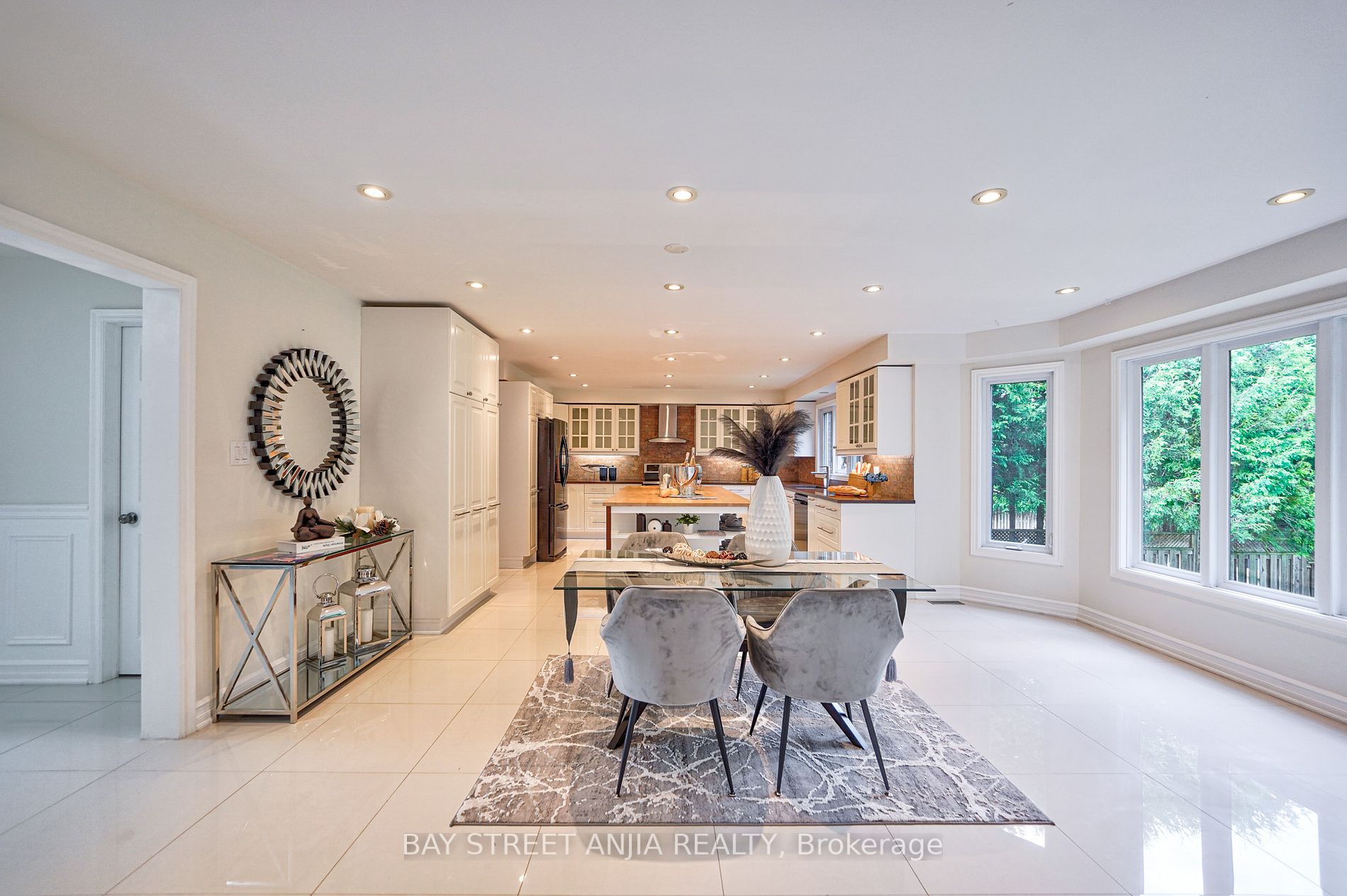 805 Lockwood Circ