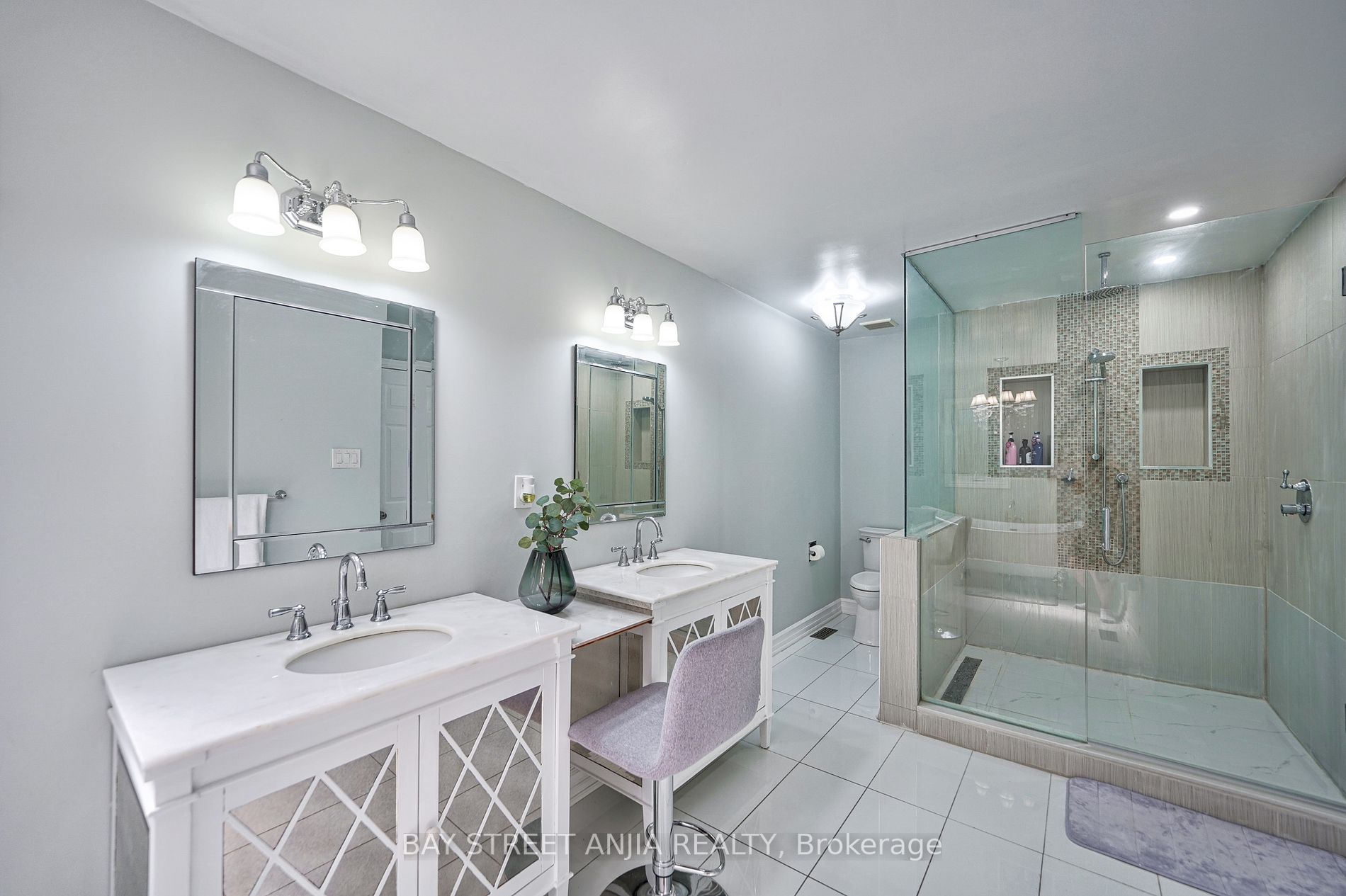 805 Lockwood Circ