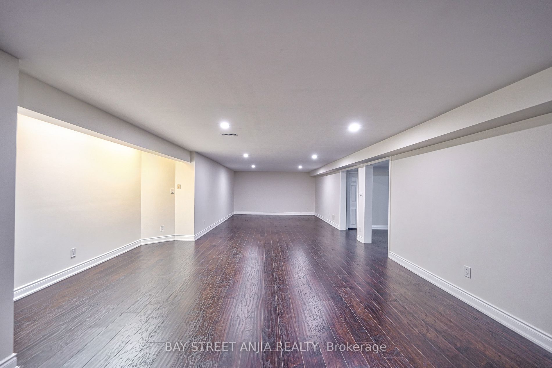 805 Lockwood Circ